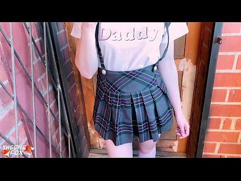 ❤️ 女学生深深地吸吮她的鸡巴，代替上课做爱 ❌ Porn video❌❤
