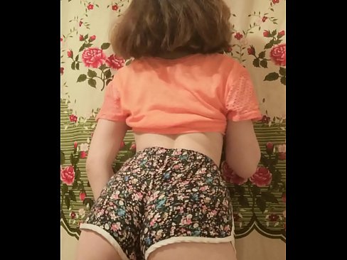 ❤️ 性感的年轻宝贝在镜头前脱下她的短裤 ❌ Porn video❌❤