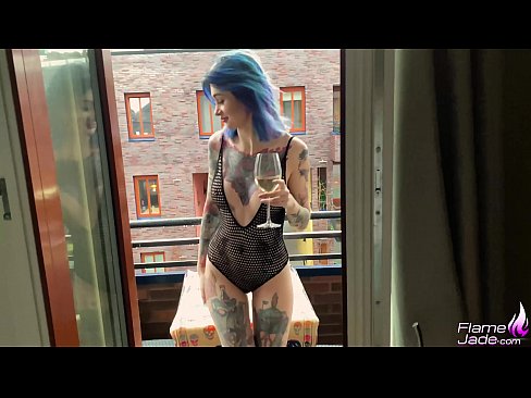 ❤️ 巨大的女孩大口吸吮，在空旷的天空下热情地做爱 ❌ Porn video❌❤